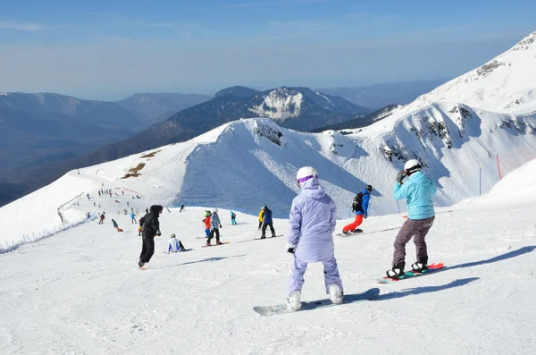Sochi, Federacja Rosyjska, lutego, 27, 2016, ludzie na snowboardzie na ski resort Rosa Khutor — Zdjęcie stockowe