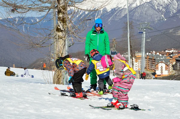 Σότσι της Ρωσίας, 27 Φεβρουαρίου 2016, χιονοδρομικό θέρετρο Rosa Khutor. Διδάσκει στα παιδιά σκι — Φωτογραφία Αρχείου