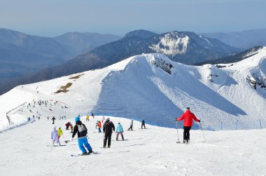 Kayak ve Kayak Snowboard Sochi, Rusya Federasyonu, 27 Şubat 2016, insanlar Rosa Khutor tesisi