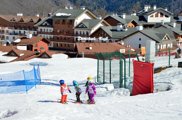 Σότσι, Ρωσική Ομοσπονδία, Φεβρουάριος 29, 2016, μικρά παιδιά σκι για το ιστορικό του Συλλόγου κτήριο του παιδιού σε σκι θέρετρο Rosa Khutor — Φωτογραφία Αρχείου