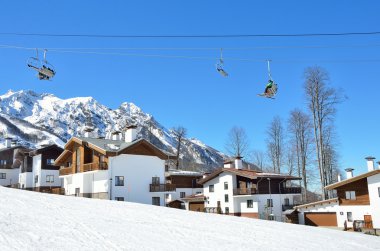 Sochi, Rusya Federasyonu, 29 Şubat 2016, Kayak resort Rosa Khutor, hotel Rosa Chalet Rosa Plato üzerinde