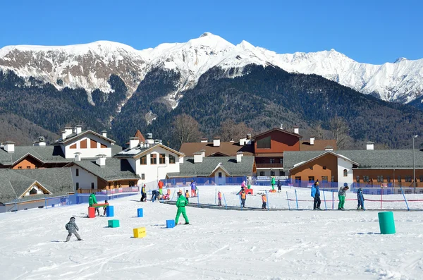 Sochi, Federacja Rosyjska, lutego, 29, 2016, Ski resort Rosa Khutor. Nauczanie dzieci jazdy na nartach — Zdjęcie stockowe