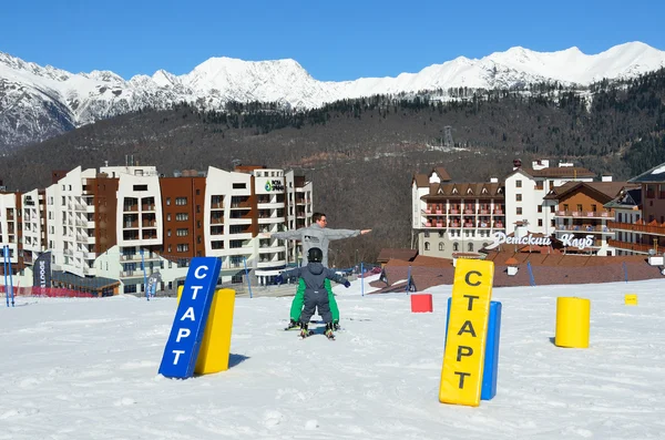 Sotchi, Russie, 29 février 2016, Station de ski Rosa Khutor. Enseigner le ski aux enfants — Photo