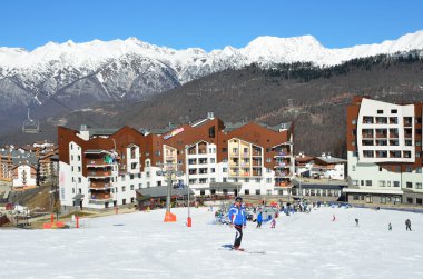 Soçi, Rusya, 27 Şubat 2016, insanlar Kayak Merkezi Rosa Khutor sakin ol.