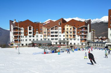 Soçi, Rusya, 27 Şubat 2016, insanlar Kayak Merkezi Rosa Khutor sakin ol.