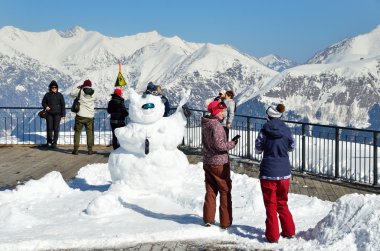 Soçi, Rusya, Şubat, 27, 2016, Kayak Rosa Khutor tatil. İnsanlar dağlarında Rosa tepe gözlem güverteden bakmak