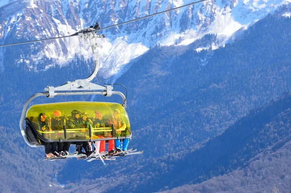 Sochi, Rusia, Februari, 27, 2016, Orang-orang bersantai di ski resort Rosa Khutor — Stok Foto