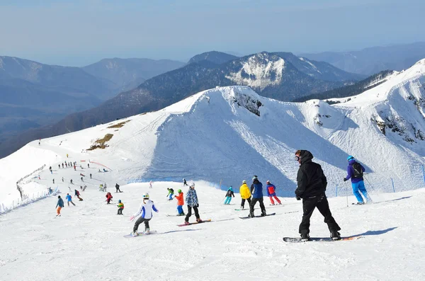 Soczi, Rosja, 27 luty 2016, ludzie na nartach w ski resort Rosa Khutor — Zdjęcie stockowe