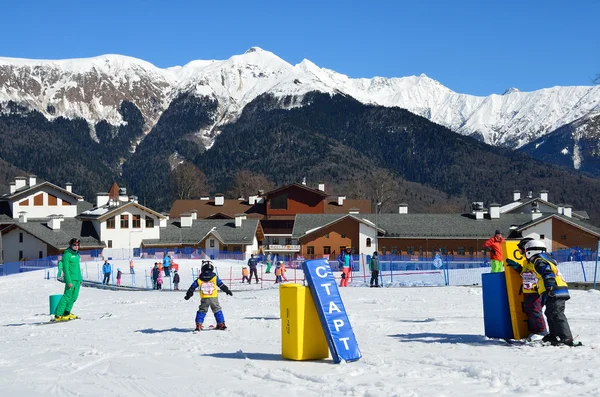 Sochi, Federacja Rosyjska, lutego, 29, 2016, Ski resort Rosa Khutor. Nauczanie dzieci jazdy na nartach — Zdjęcie stockowe