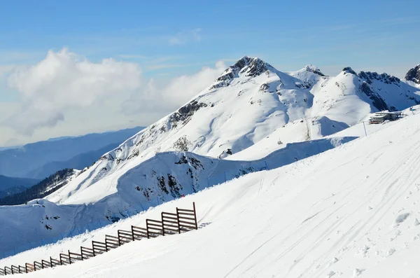 Sochi, Ryssland, februari 27, 2016, folk koppla av på skidorten Rosa Khutor — Stockfoto