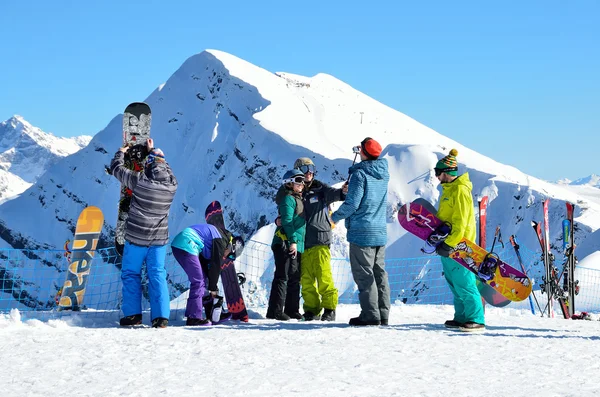 Sochi, Rusia, 29 de febrero de 2016, Personas esquiando y haciendo snowboard en la estación de esquí Rosa Khutor — Foto de Stock