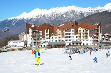 Soçi, Rusya, 27 Şubat 2016, insanlar Kayak Merkezi Rosa Khutor sakin ol.