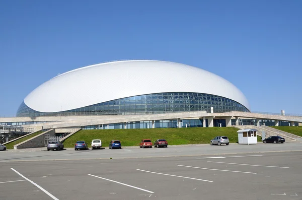 Sotsji (Rusland), maart, 2016, 01. Niemand, auto's in de buurt van Bolshoi ice Palace voor ijshockey in Olimpic park — Stockfoto