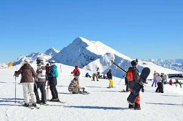 Sochi, Federacja Rosyjska, lutego, 29, 2016, ludzie na nartach i snowboardzie na ski resort Rosa Khutor — Zdjęcie stockowe