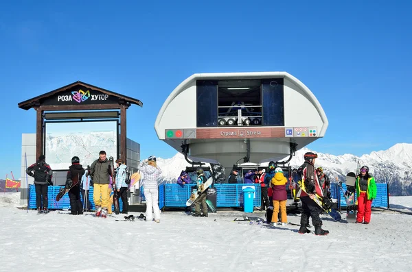 Sochi, Rússia, 29 de fevereiro de 2016, Pessoas na estação superior do teleférico Strela na estância de esqui Rosa Khutor — Fotografia de Stock