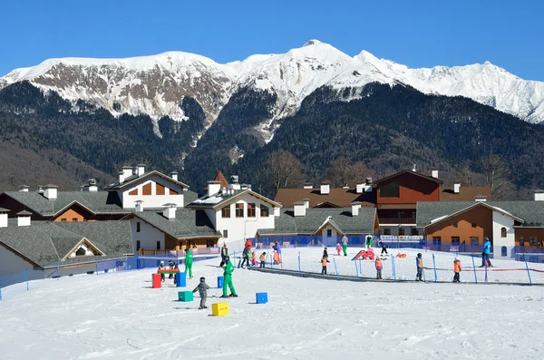 Sochi, Rusia, 29 de febrero de 2016, Estación de esquí Rosa Khutor. Enseñar a los niños a esquiar — Foto de Stock