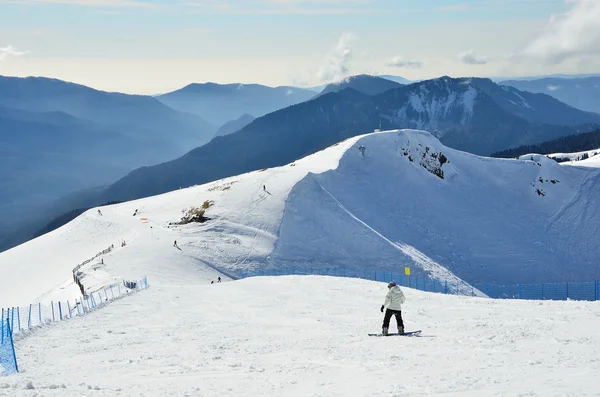 Sochi, Federacja Rosyjska, lutego, 29, 2016, ludzie na snowboardzie na ski resort Chutor Roza — Zdjęcie stockowe