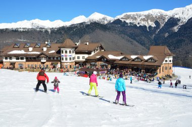 Rosa Khutor Sochi, Rusya Federasyonu, 29 Şubat 2016, insanlar üzerinde Kayak Kayak tesisi