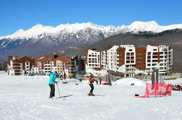Soči, Rusko, února, 29, 2016, lidé lyžování na lyžařském středisko Rosa Khutor — Stock fotografie