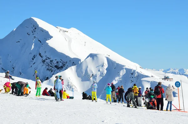 Sochi, Federacja Rosyjska, lutego, 29, 2016, ludzie na nartach i snowboardzie na ski resort Rosa Khutor — Zdjęcie stockowe
