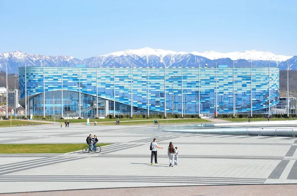 Sochi, Rusya Federasyonu, 01 Mart 2016, insanlar Buz Sarayı "Buzdağı" Sochi Olympic Park yakınındaki — Stok fotoğraf
