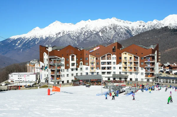 Sotschi, russland, februar, 27, 2016, menschen auf skigebiet rosa khutor — Stockfoto