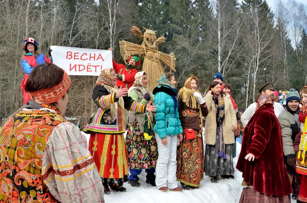 Abramcevu, Moscow region, Rusko, březen, 13. 2016. lidé účastní oslav Bakshevskaya Masopust poblíž slámy podobizna Maslenica — Stock fotografie