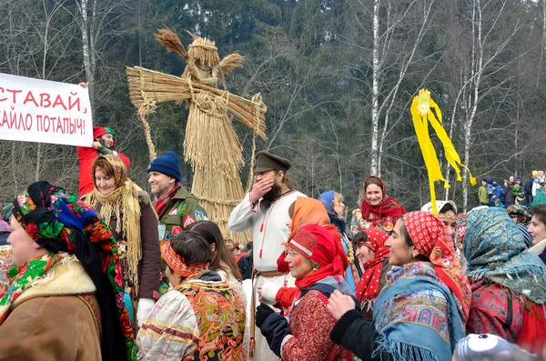 Abramtsevo, Moscow region, Russia, March, 13. 2016. People taking part in celebration of Bakshevskaya Shrovetide near straw effigy of Maslenitsa — Stock Photo, Image