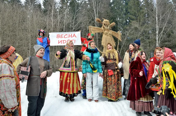 Abramtsevo, região de Moscou, Rússia, 13 de março. 2016. Pessoas que tomam parte na celebração de Bakshevskaya Shrovetide perto de efígie de palha de Maslenitsa — Fotografia de Stock