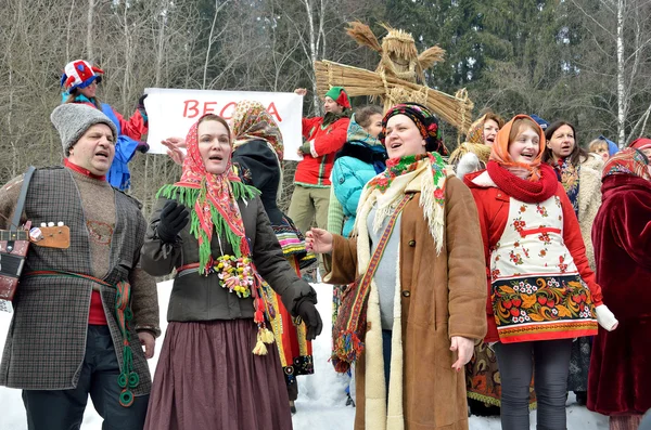 Abramtsevo, região de Moscou, Rússia, 13 de março. 2016. Pessoas que tomam parte na celebração de Bakshevskaya Shrovetide perto de efígie de palha de Maslenitsa — Fotografia de Stock