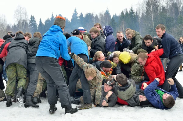 Abramtsevo, Moscow region, Rusland, maart, 13. 2016. mensen deel te nemen aan de viering van Bakshevskaya stuk. Athletic toont, "muur tot muur" — Stockfoto