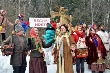 Abramtsevo, Moscow region, Rusya Federasyonu, Mart, 13. 2016. Bakshevskaya Shrovetide kutlamada katılan insanlar