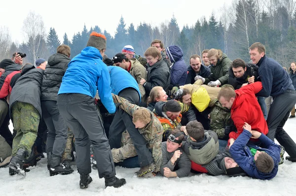 Abramtsevo，俄罗斯，3 月 13 日，莫斯科地区。2016.人参加 Bakshevskaya 忏悔节庆祝活动的一部分。运动节目，"墙到墙上" — 图库照片