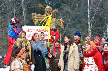Abramtsevo, Moscow region, Rusya Federasyonu, Mart, 13. 2016. Bakshevskaya Shrovetide kutlamada katılan insanlar