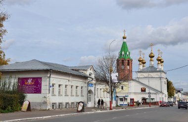 Murom, Rusya, 30 Eylül 2012. Murom Kutsal Yükseliş Kilisesi yakınlarındaki arabalar, 1729 yıl inşa