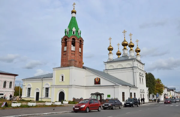 Murom, Russia, September, 30, 2012.  Cars near Holy ascension Church in Murom, 1729 year built — Stock Photo, Image