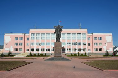 Murom, Rusya, Mayıs, 02, 2013. Yönetim Murom, Vladimir Bölgesi Binası yakınındaki insanlar