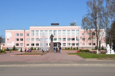 Murom, Rusya, Mayıs, 02, 2013. Yönetim Murom, Vladimir Bölgesi Binası yakınındaki insanlar