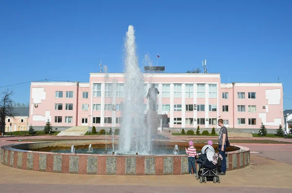 Murom, Russia, May, 02, 2013.  People walking near Administration building in Murom, Vladimir region — Stock Photo, Image