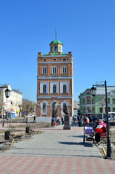 Murom, Rusko, 02 květen 2013. Lidí, kteří jdou poblíž vodárenská věž čestného občana v Murom Ermakov, CSc. 1864 rok stavět — Stock fotografie