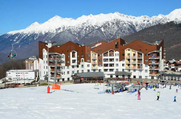 Rosa Khutor Sochi, Rusya Federasyonu, 29 Şubat 2016, insanlar üzerinde Kayak Kayak tesisi — Stok fotoğraf