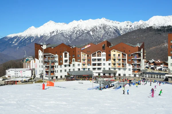 Sochi, Ryssland, februari 29, 2016, människor skidor på ski resort Rosa Khutor — Stockfoto