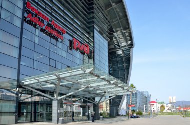 Adler, Rusya Federasyonu, 01 Mart 2016, insanlar tren istasyonu building yakınındaki.