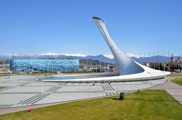 Sochi, Rusia, 01 de marzo de 2016, Palacio de hielo "Iceberg" y fuente de la figura Olbmpic en el Parque Olímpico —  Fotos de Stock