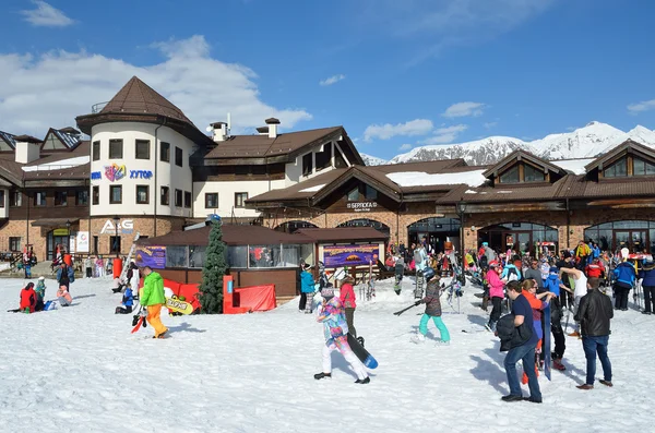 Soçi, Rusya, 27 Şubat 2016, insanlar Kayak Merkezi Rosa Khutor sakin ol.