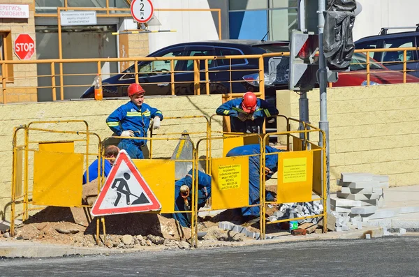 Moskou, Rusland, augustus, 21, 2015, Russische scene: Emergency werkt op reparatie van kabel lijnen — Stockfoto