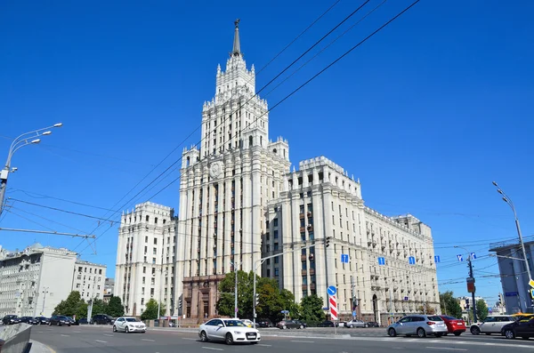 Moscou, Russie, 21 août 2016. Voitures près de Staline gratte-ciel sur le sguare de la Porte Rouge à Moscou — Photo