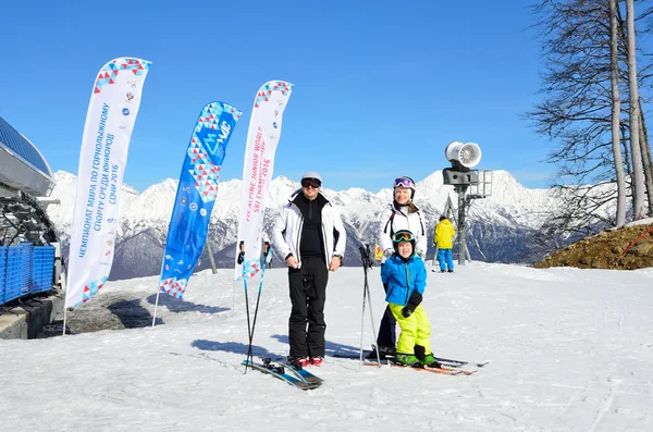Sochi, Federacja Rosyjska, lutego, 29, 2016, ludzie na nartach na ski resort Rosa Khutor — Zdjęcie stockowe