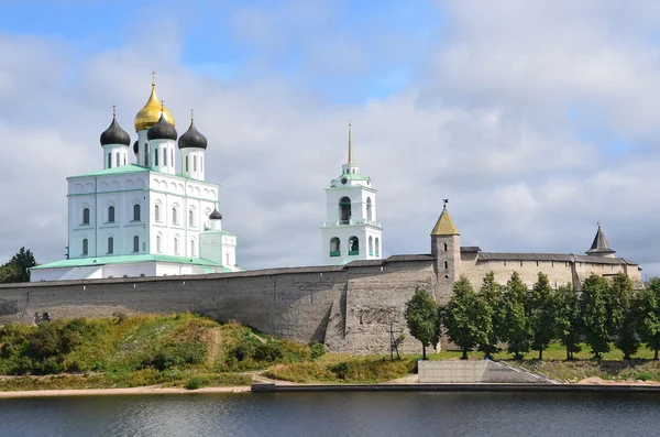 Pskov Kremlin avec la cathédrale de la Trinité — Photo