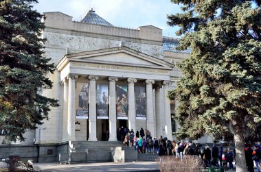 Moskova, Rusya, 20 Mart 2016, Rus sahnesi: Güzel Sanatlar Müzesi'nin ana binasında ki insan sırası Puşkin'in adını verdi